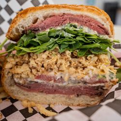 Seabright Deli - The Black & Blue

Black Angus Roast Beef
Blue Cheese
Crispy Onion Hay
Horseradish Aioli
Fresh Tomato
Arugula
on Toasted Francese Roll