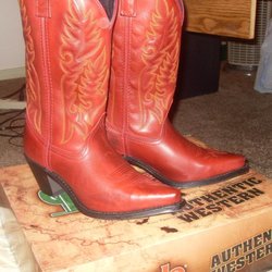 Cavender's Western Outfitter - Laredo's, woman's size 8 1/2. Bought these at Cavender's 7 yrs ago, wear them all the time, and they still look brand new.