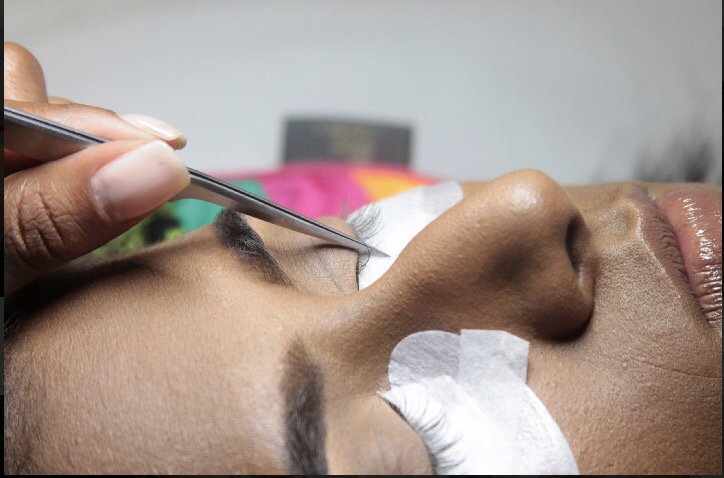 Dr Lashes Logo
