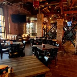 Paisans Pizzeria & Bar - Dining room
