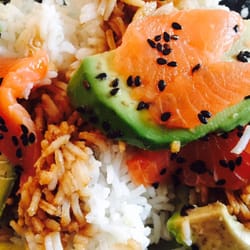 Light Kitchen - Salmone e avocado su letto di riso in salsa di soia