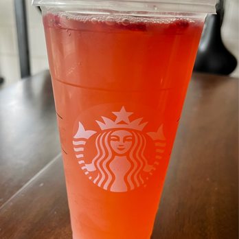 Starbucks - Strawberry Açaí Lemonade with green tea - Coffee & Tea Near Me - Altamonte Springs, Florida