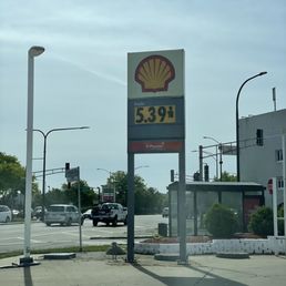 Exterior outside entrance of Shell Gas Station - Lincolnwood, Illinois Exterior outside entrance of Shell Gas Station - Lincolnwood, Illinois