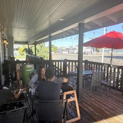 The Prosser House - Patio dining - beautiful day for the Prosser Balooning Rally 2026!