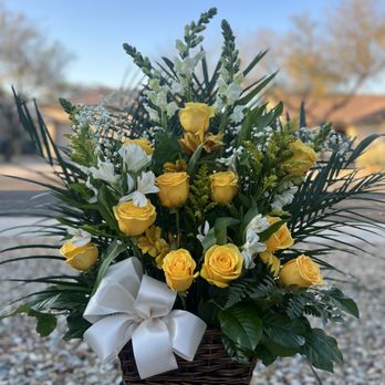 La Bella Flor - Yellow roses sympathy basket - Florists Near Me La Bella Flor - Yellow roses sympathy basket - Florists Near Me