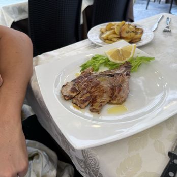 La Lampada - Veal and roasted potatoes - Roman Near Me - Rome, RM
