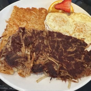 Sweet E's Cafe - Traditional breakfast of eggs, hash browns and corned beef. - Cafes Near Me - Honolulu, Hawaii