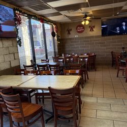 Chicago's Pizza  - Dining area