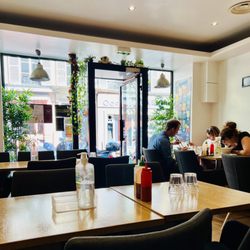 Phô Saint-Georges - Inside restaurant