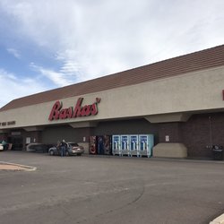 Bashas' - Entrance to the store, from the parking lot.