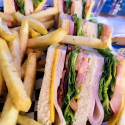The Elegant Pub - Club Sandwich