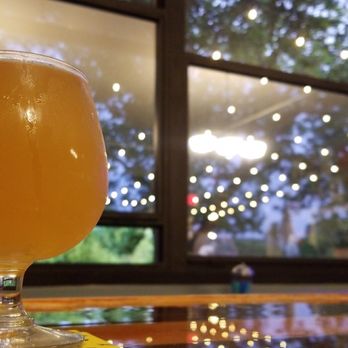 The Loose Screw - Craft Beer, Beer Garden, Beer Bar - Beer Gardens Near Me - Taylor, Texas