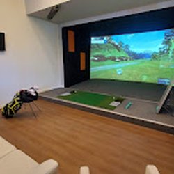 Mflex Golf & Lounge - Indoor golf simulator. one of our rooms