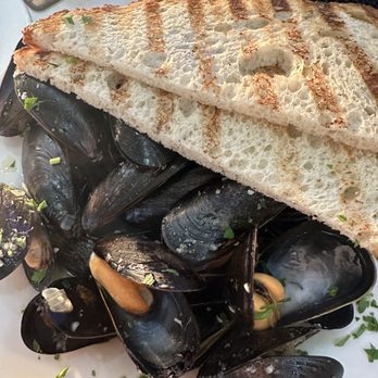 Catch Oyster Bar - Mussels in white wine garlic sauce - Seafood Near Me - Patchogue, New York