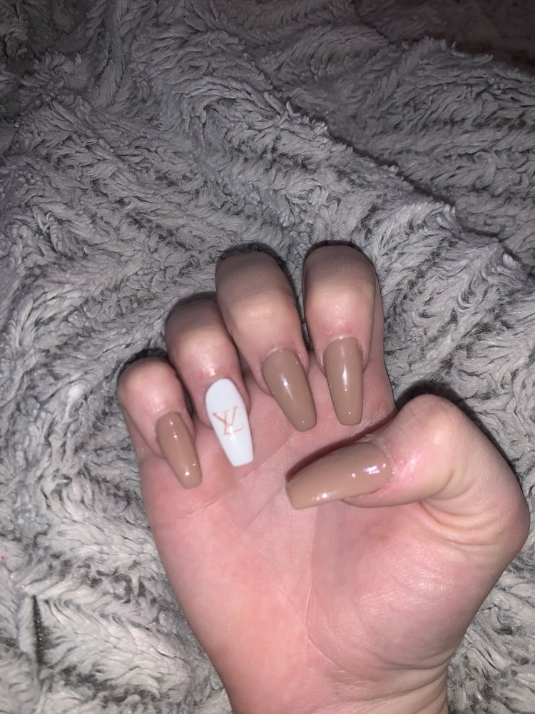 Av Nail & Spa Logo