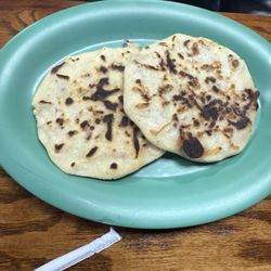 Mi Pulgarcito Restaurante - 2 pupusas revueltas