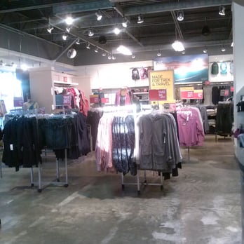 Eddie Bauer Outlet - Men's Clothing Near Me - Lee, Massachusetts