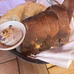 CARLS an der Elbphilharmonie - Leckeres Brot vorweg