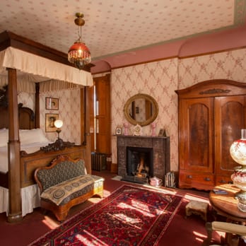 Allyn Mansion - Mary E.'s Room in the Allyn Mansion - Hotels Near Me - Delavan, Wisconsin