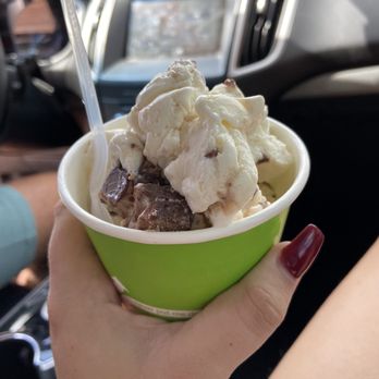 Square Scoops Coffee & Creamery - Two scoops of garbage can (vanilla with all candy bars) - Coffee & Tea Near Me - Punta Gorda, Florida