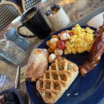 Bar Harbor Inn - Continental breakfast. Included. - Hotels Near Me - Bar Harbor, Maine