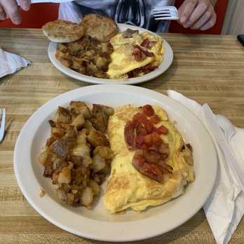 Francesca's On Pawtucket - Luichi's Omelette - American Near Me - Pawtucket, Rhode Island