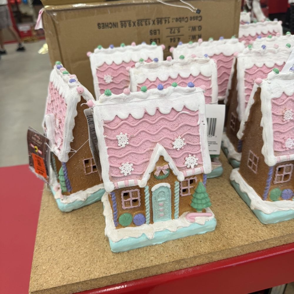 Battery controlled ginger bread house. Battery controlled ginger bread house.