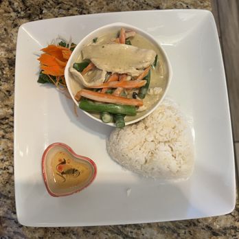 Thai Lanna 2 - Pad Thai , Green Thai Curry and green chilis and vinegar condiment tray - Thai Near Me - Port Richey, Florida Thai Lanna 2 - Pad Thai , Green Thai Curry and green chilis and vinegar condiment tray - Thai Near Me - Port Richey, Florida