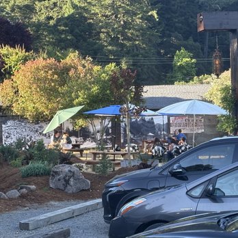 Wonderland Pizzeria - Outdoor seating. Very inviting. - Pizza Near Me - Monte Rio, California