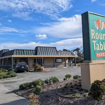 Round Table Pizza - RESTAURANT OUTSIDE FRONT OF BUILDING - Pizza Near Me - Marina, California
