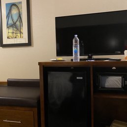 Tv, sitting bench, microwave and fridge. Tv, sitting bench, microwave and fridge.