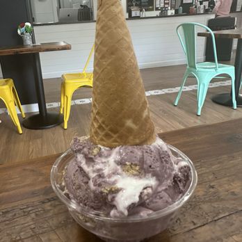 McGraw's Back Porch Ice Cream - Blueberry moon pie - Ice Cream & Frozen Yogurt Near Me - Fairhaven, Massachusetts McGraw's Back Porch Ice Cream - Blueberry moon pie - Ice Cream & Frozen Yogurt Near Me - Fairhaven, Massachusetts