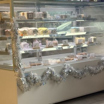 HoneyMe Bakery & Tea - Cake shelf - Bakeries Near Me - Bellevue, Washington