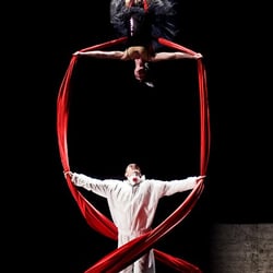 Cirkus Mlejn - Záběr z hry Emílie, fotka uveřejněna s laskavým svolením fotografa Vojtěcha Brtnického