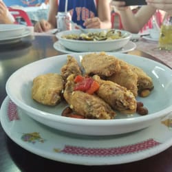 福聚來海鮮酒家 - Their famous deep fried chicken wings.