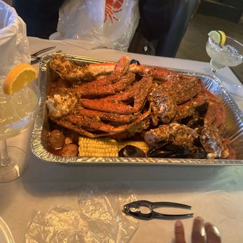 Shake Shake Seafood - 1lb King crab, 1lb snow crab, 1lb headless shrimp, 1lb black muscles, 3 lobster tails, corn, potatoes, and 1/2 lb sausage for 3 people - Seafood Near Me - Pineville, North Carolina