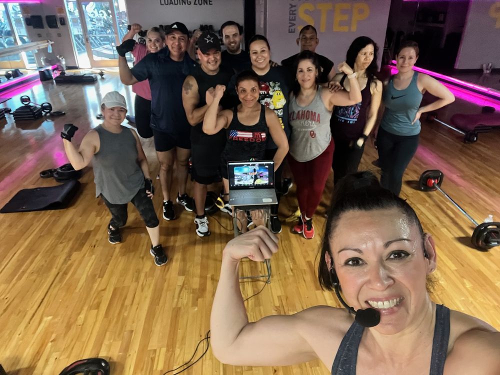 GOLD’S GYM Updated September 2024 15 Photos & 20 Reviews 1601 W