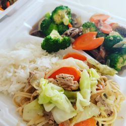 Crazy Asian's Kitchen - Combo plate- stir fry noodles, white rice and beef broccoli