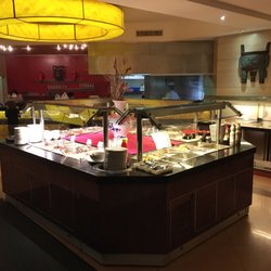 Terrakotta - Bufett - fertige Speisen - rechts: frische Zutaten für den Wok Koch ‍