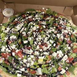 Gianni's Pizzeria - Salad pizza