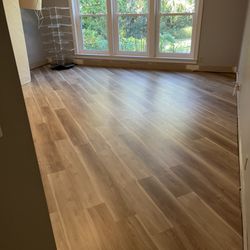 Witt Custom Flooring - Wire brushed White washed Engineered White Oak glued to the concrete.