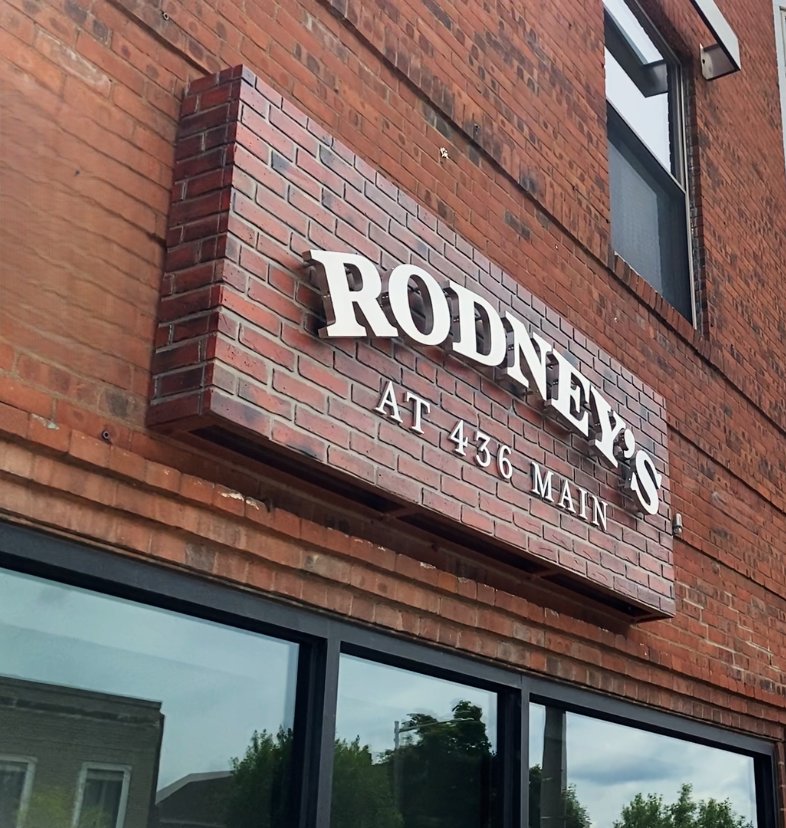 Rodney's at 436 Main Logo