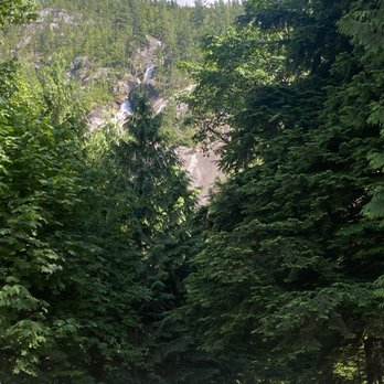 Shannon Falls Provincial Park - Shannon Falls in the back - Parks Near Me - Squamish, British Columbia Shannon Falls Provincial Park - Shannon Falls in the back - Parks Near Me - Squamish, British Columbia