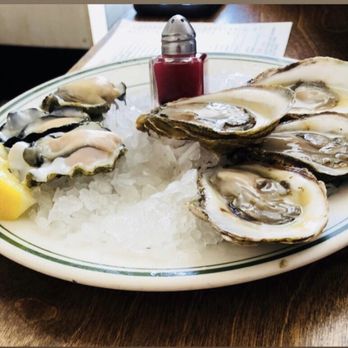 Voyager - East coast and west coast happy hour oysters - Seafood Near Me - Ferndale, Michigan Voyager - East coast and west coast happy hour oysters - Seafood Near Me - Ferndale, Michigan