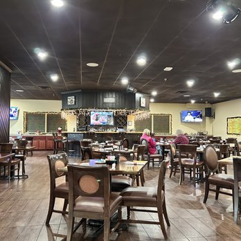 Powhatan Grille - Lobby wjth televisions & bar - American Near Me - Williamsburg, Virginia Powhatan Grille - Lobby wjth televisions & bar - American Near Me - Williamsburg, Virginia