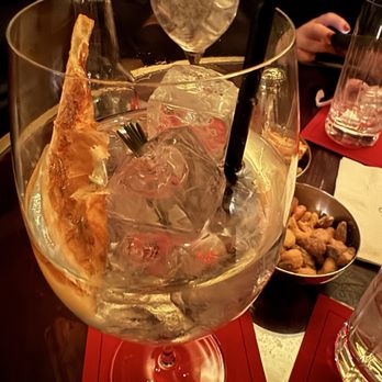 Bemelmans Bar - Mr Carlyle a Gin and Tonic with a twist - Cocktail Bars Near Me - New York, New York