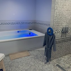 Cloud 9 Float + Spa - 1 ADA compliant room