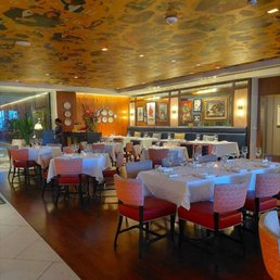 Main side of restaurant. Sat at the bar. They have live jazz music most nights.