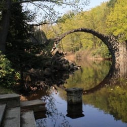 Kromlauer Park - Rakotzbrücke über den 30 m breiten Rakotzsee