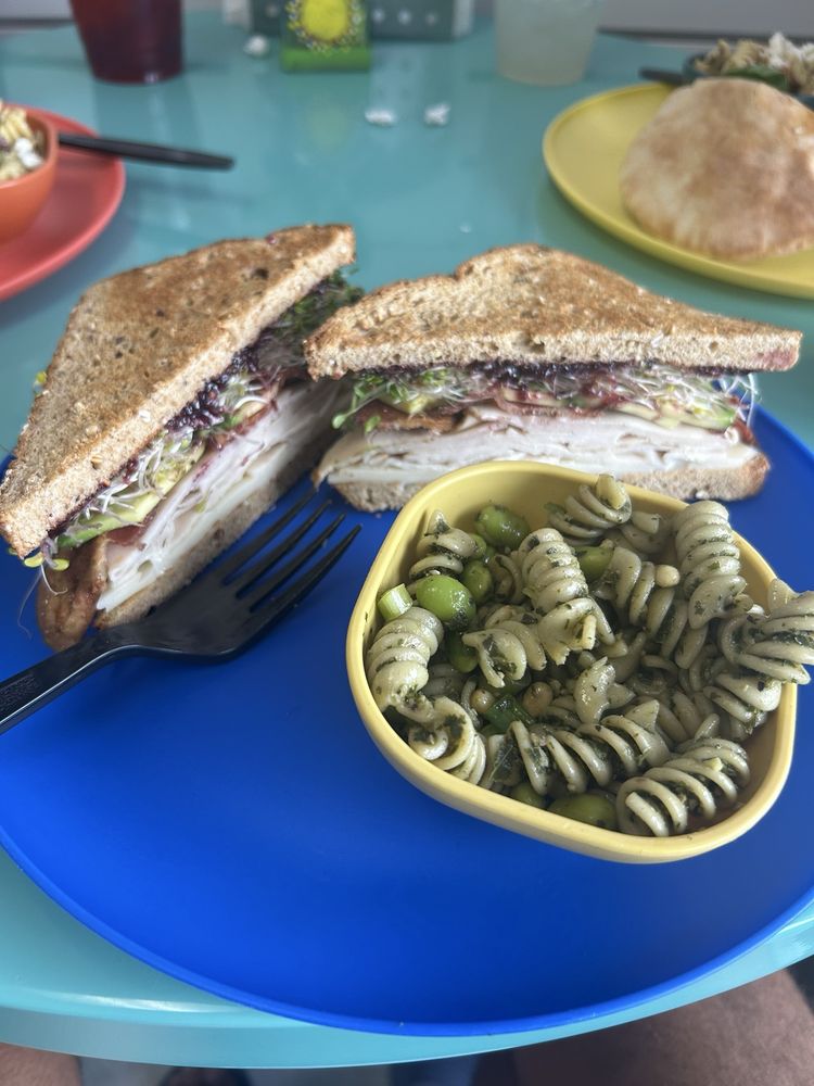 Daisy's Deli & Pantry Logo